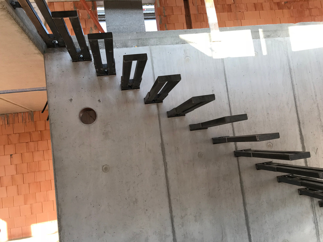 Stahl-Unterkonstruktion einer Kragarmtreppe, verankert in der Betonwand