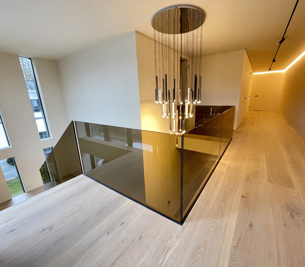 Kragarmtreppe Nürnberg, Massiveiche weiß geölt, Glas Bronze-getönt