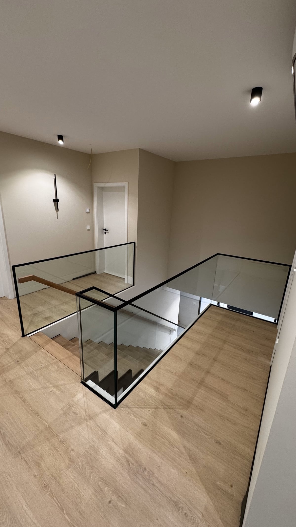 Kragarmtreppe Schwegenheim, Massiveiche, Glasgeländer