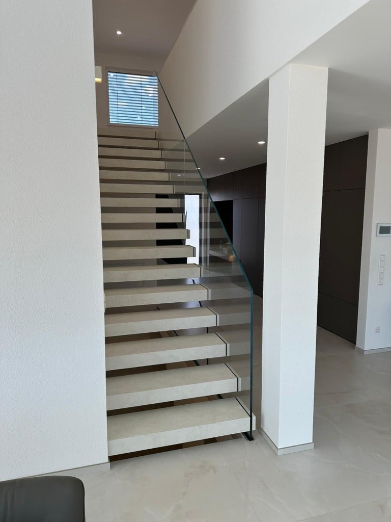 Kragarmtreppe Forchtenberg Baden-Württemberg, Keramik hell, Vollglas-Geländer