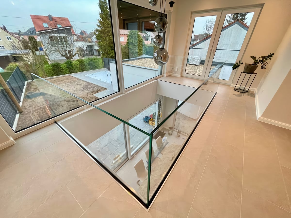 Kragarmtreppe mit Keramikstufen in Betonoptik, Hattersheim am Main, Klarglas-Geländer rahmenlos